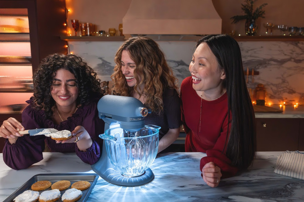 FotoKitchenAid laat iconische keukenmixer stralen